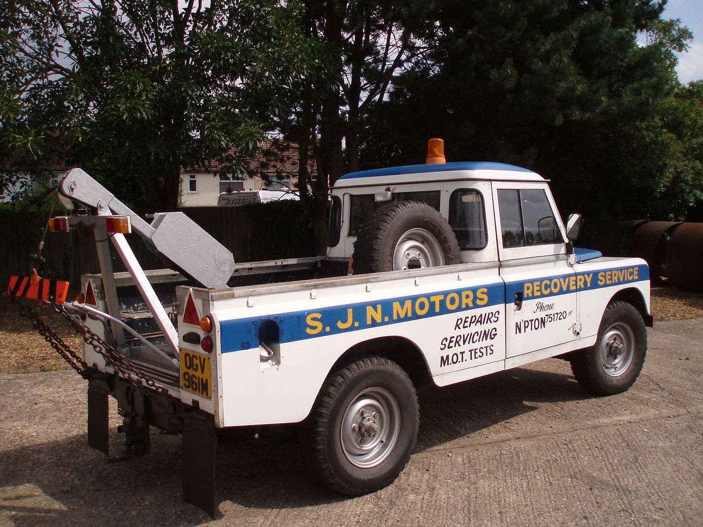 Land Rover tow trucks